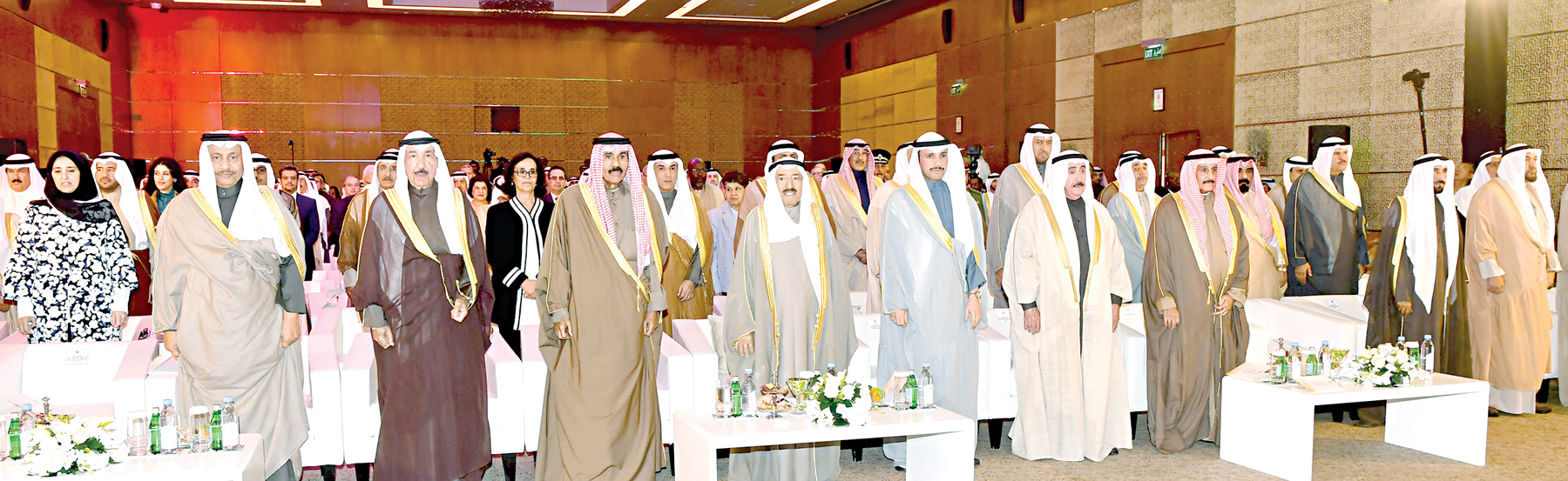 سمو الأمير متوسطاً ولي العهد والغانم وكبار مسؤولي الدولة