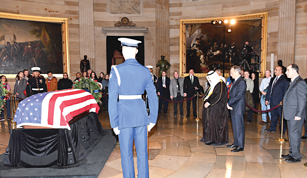 المحمد يلقي النظرة الأخيرة على الجثمان