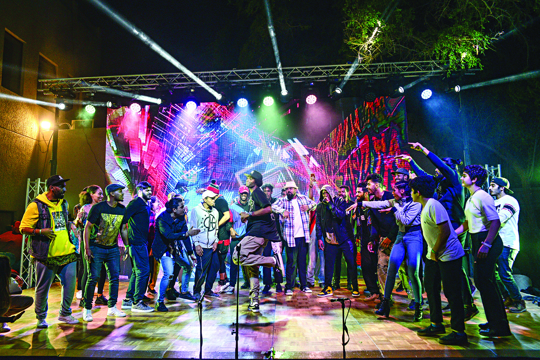 u0645u0627u0645u0633u064au0646 u0631u0627u0642u0635u0627u064b u0648u0633u0637 u062cu0645u064au0639 u0627u0644u0631u0627u0642u0635u064au0646t (u062au0635u0648u064au0631 u0633u0639u062f u0647u0646u062fu0627u0648u064a)