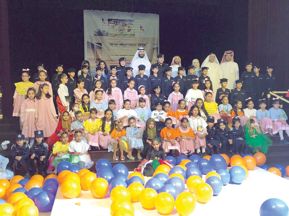 العومي وضيوف المدرسة في صورة جماعية