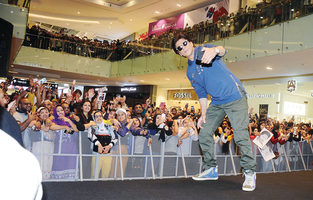 ... ويلتقط «سيلفي» معهم