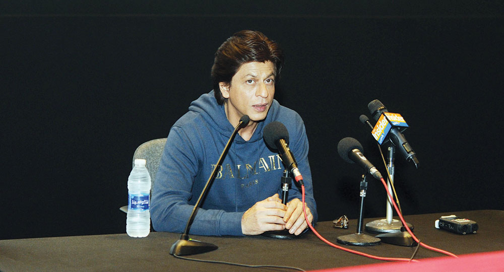 شاروخان خلال المؤتمر الصحافي