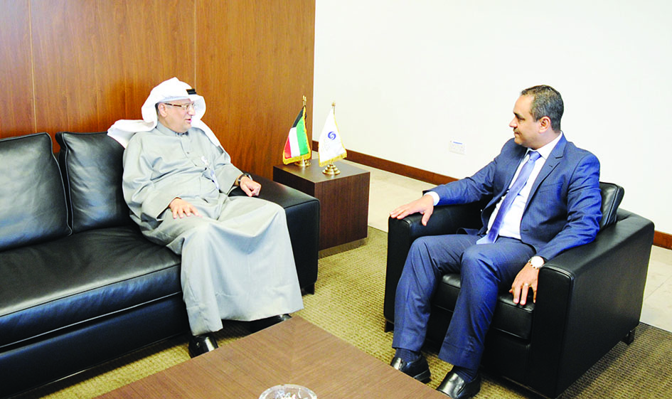 الملحم متحدثاً للزميل علاء السمان	 (تصوير بسّام زيدان)