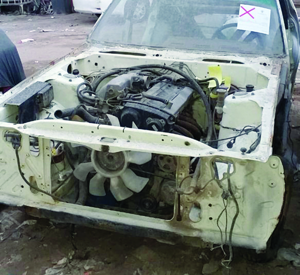 سيارة مهملة متهالكة في منطقة الشويخ 