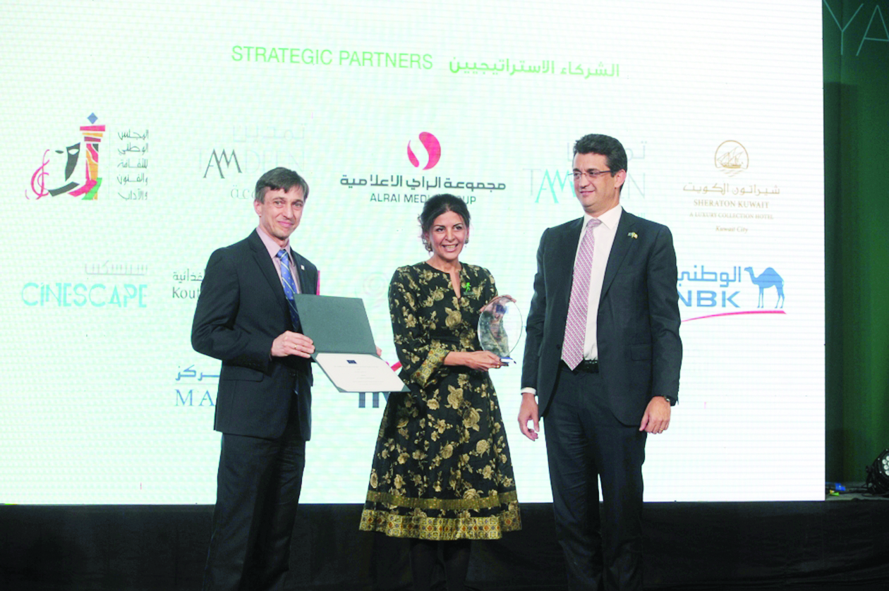 السقاف تتسلم الجائزة 