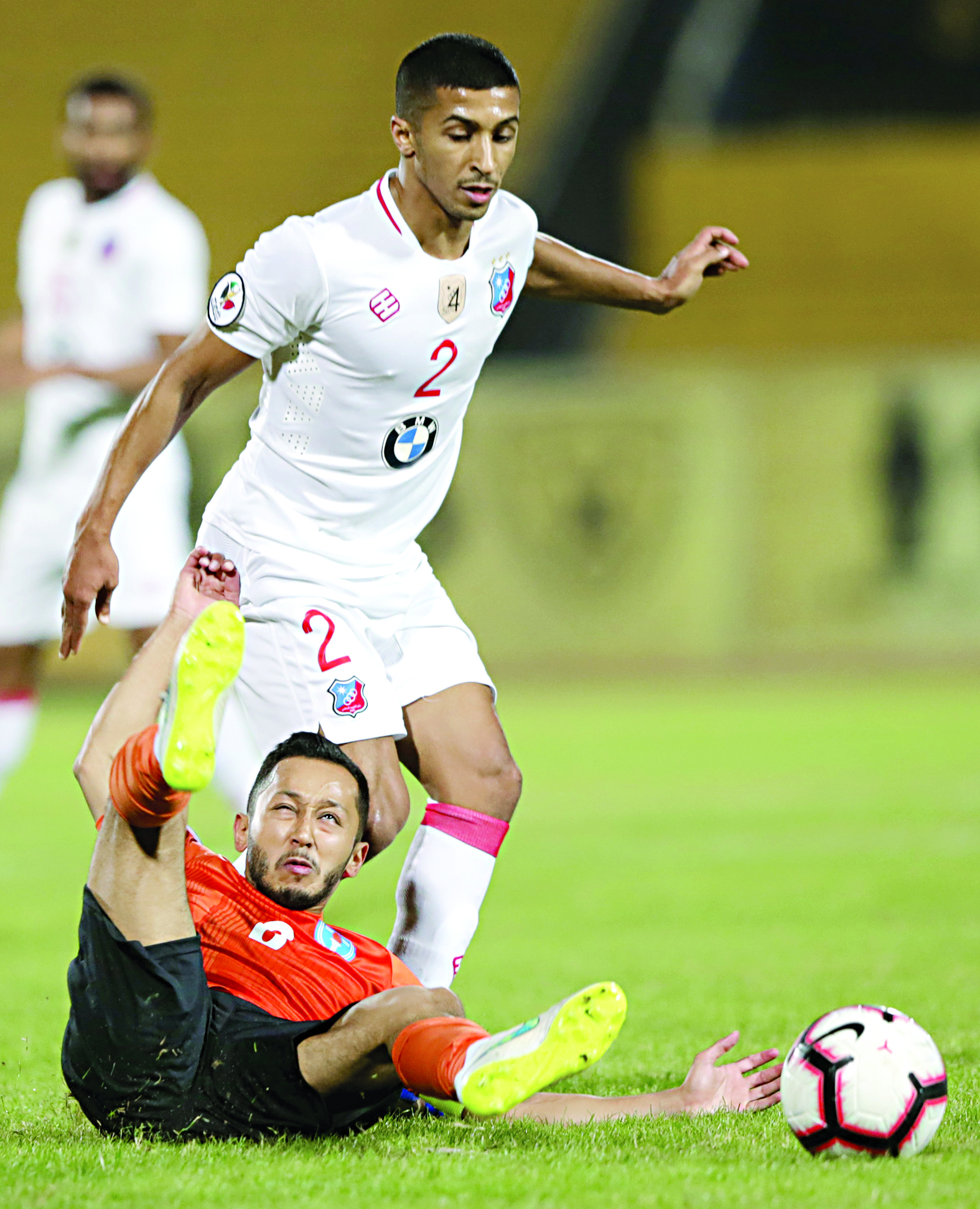 u0644u0627u0639u0628 u0643u0627u0638u0645u0629 u0645u0634u0627u0631u064a u0627u0644u0639u0627u0632u0645u064a u064au0633u0642u0637 u0639u0644u0649 u0627u0644u0623u0631u0636 u0623u0645u0627u0645 u0633u0627u0645u064a u0627u0644u0635u0627u0646u0639    t (u0627u0644u0623u0632u0631u0642 u062fu0648u062a u0643u0648u0645)