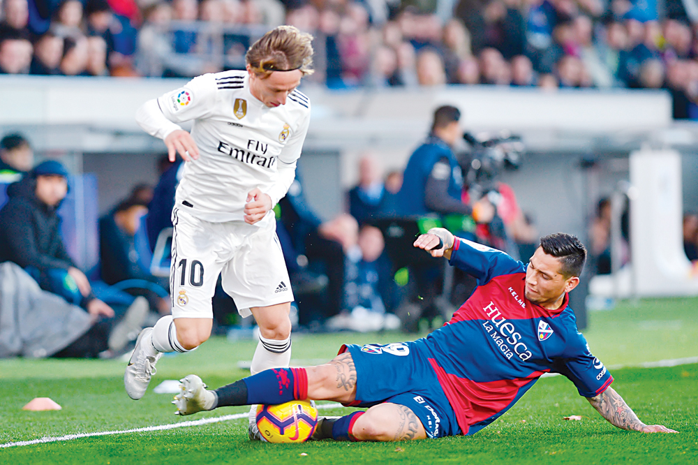 لوكا مودريتش محاولاً تجاوز شيمي أفيلا        	                                                                 (أ ف ب) 