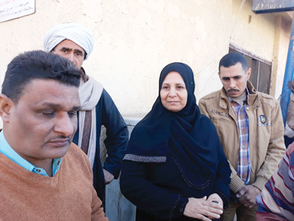 شقيقة كمال وأفراد من عائلته