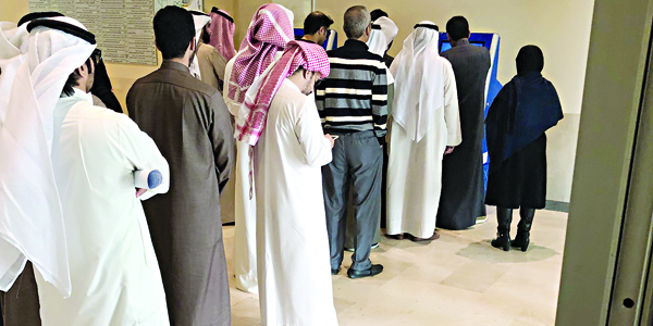 u0645u0648u0638u0641u0648u0646 u0641u064a u00abu0627u0644u0623u0634u063au0627u0644u00bb u0641u064a u0627u0646u062au0638u0627u0631 u0625u0646u0647u0627u0621 u0645u0639u0627u0645u0644u0627u062au0647u0645 u0639u0628u0631 u0627u0644u062cu0647u0627u0632 u0627u0644u0630u0643u064a