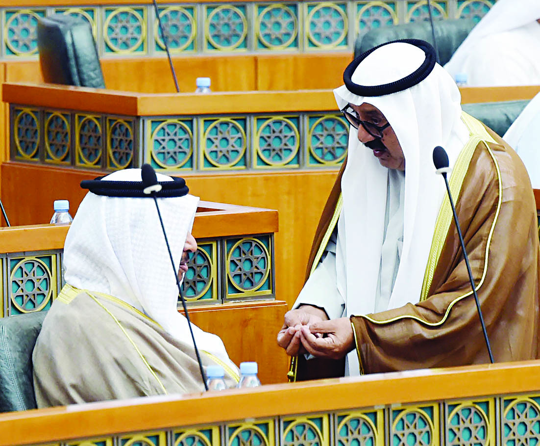 حديث بين جابر المبارك وناصر الصباح 	 (تصوير أسعد عبدالله)