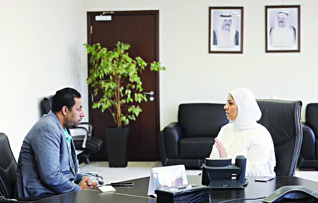 لولوة سيف متحدثة للزميل علي العلاس                     	           (تصوير بسام زيدان)