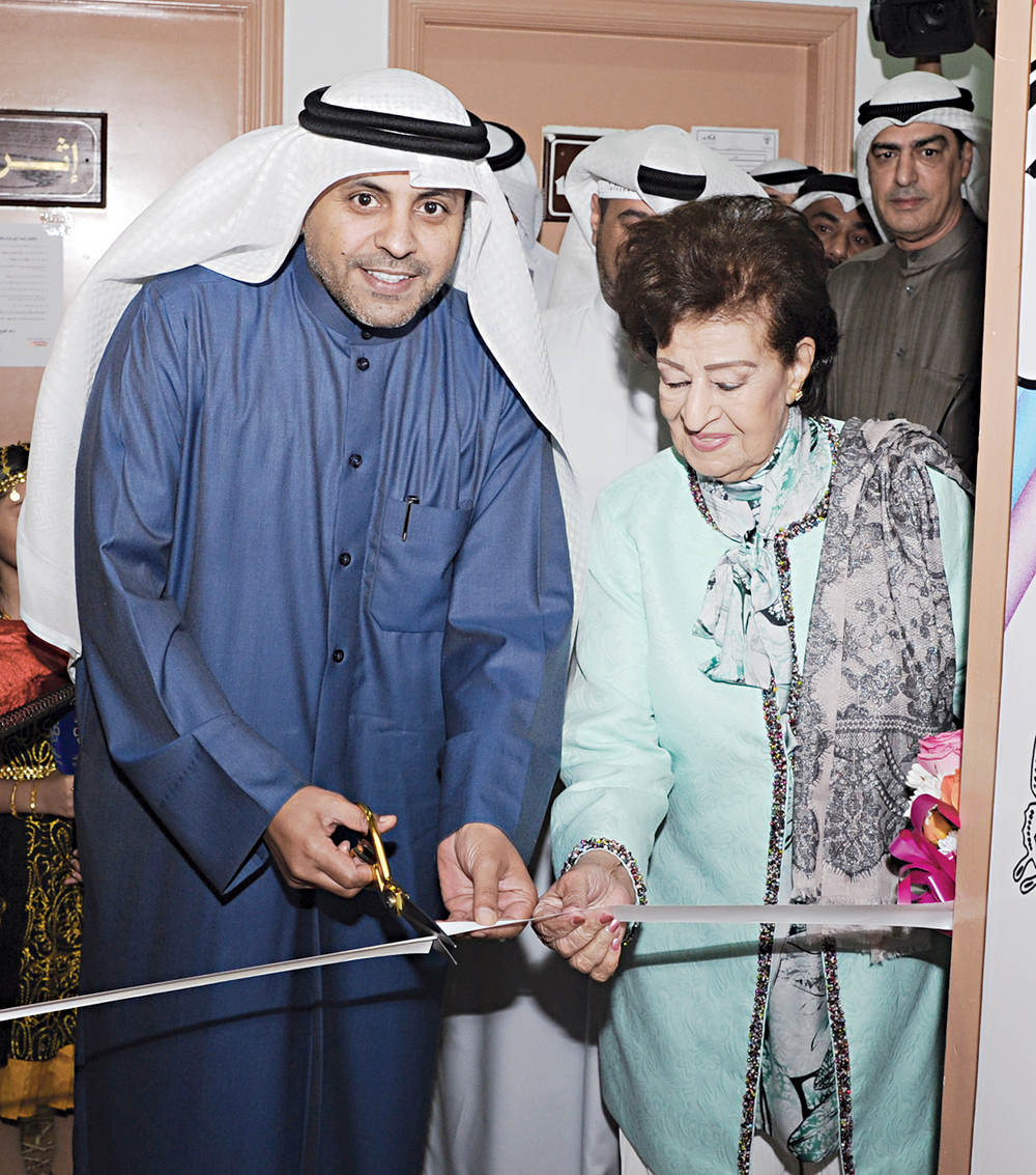 الجبري وماما أنيسة يقصّان شريط الافتتاح 	(تصوير سعد هنداوي)