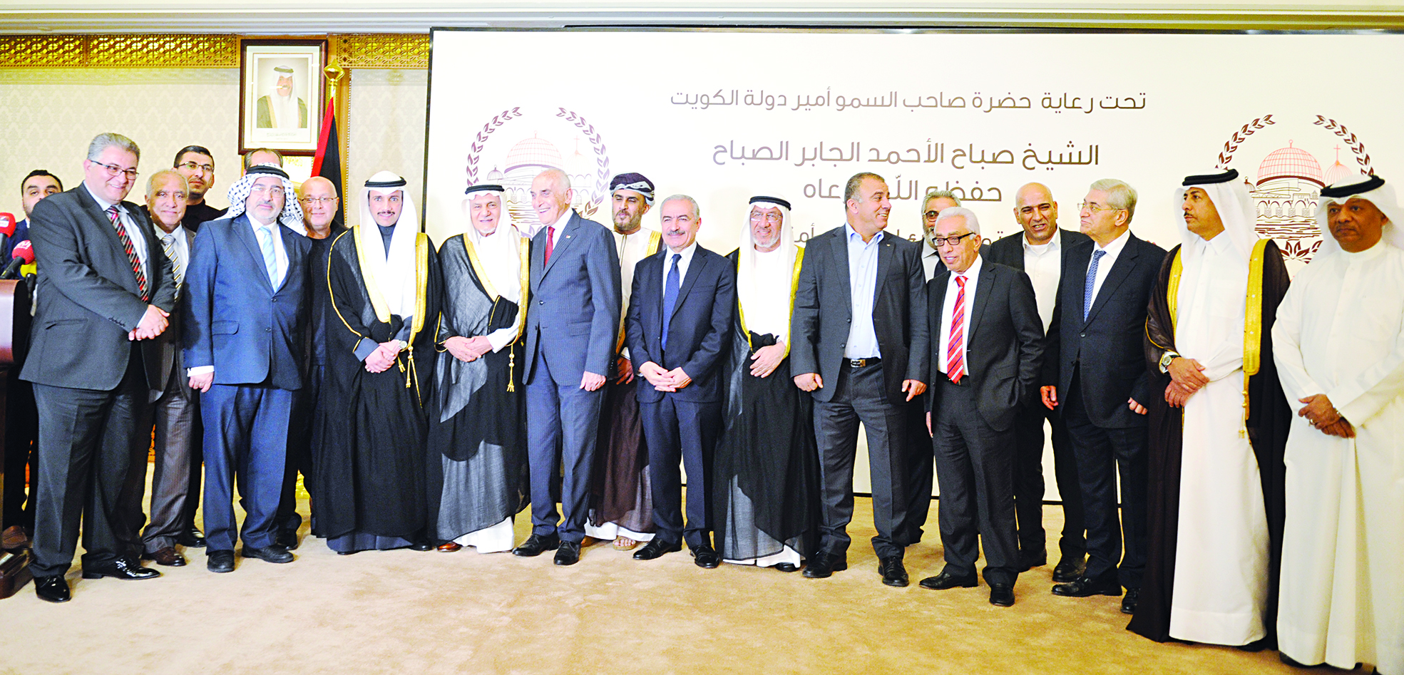 الغانم متوسطاً أعضاء مجلس أمناء صندوق وقفية القدس    	                              (تصوير سعد هنداوي)