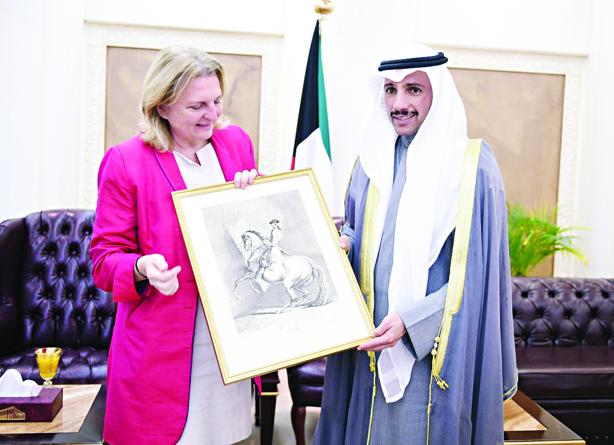 الغانم يتلقى هدية تذكارية من كنايسل 