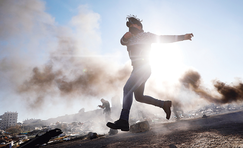 u0641u0644u0633u0637u064au0646u064a u064au0631u0645u064a u062du062cu0631u0627u064b u062eu0644u0627u0644 u0645u0648u0627u062cu0647u0627u062a u0645u0639 u0627u0644u0625u0633u0631u0627u0626u064au0644u064au064au0646 u0642u0631u0628 u0631u0627u0645 u0627u0644u0644u0647       t    (u0631u0648u064au062au0631u0632)