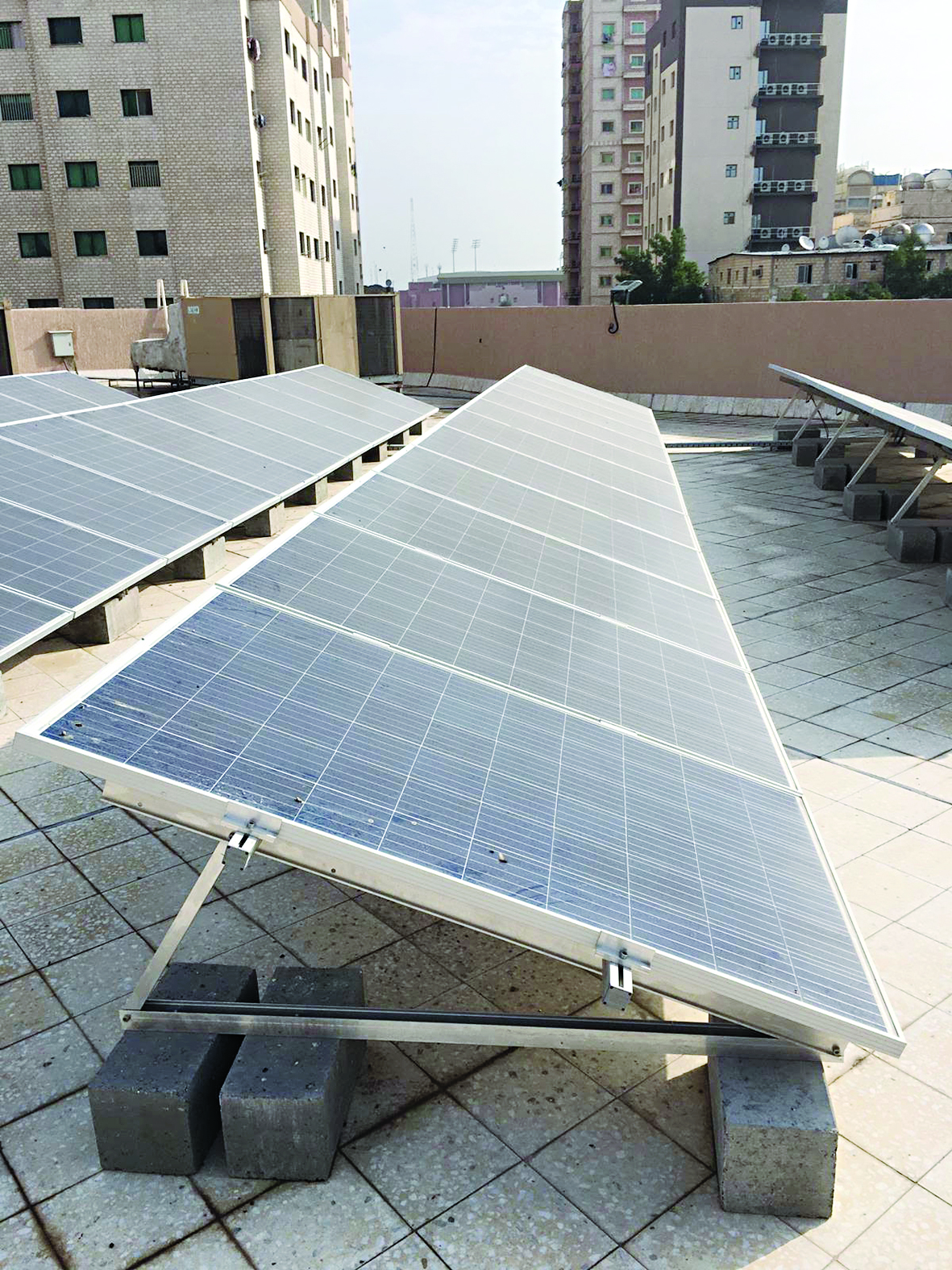 الألواح الشمسية فوق أسطح المسجد