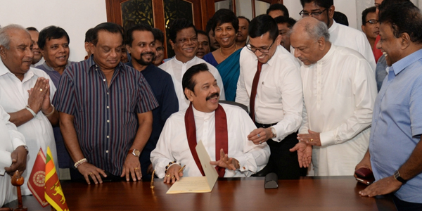 u0645u0627u0647u064au0646u062fu0627 u0631u0627u062cu0627u0628u0627u0643u0633u0647 u064au062au0634u0627u0637u0631 u0644u062du0638u0629 u0645u0639 u0623u0646u0635u0627u0631 u062du0632u0628u0647 u0627u0644u0633u064au0627u0633u064a u0628u0639u062f u0627u0633u062au0642u0627u0644u062au0647