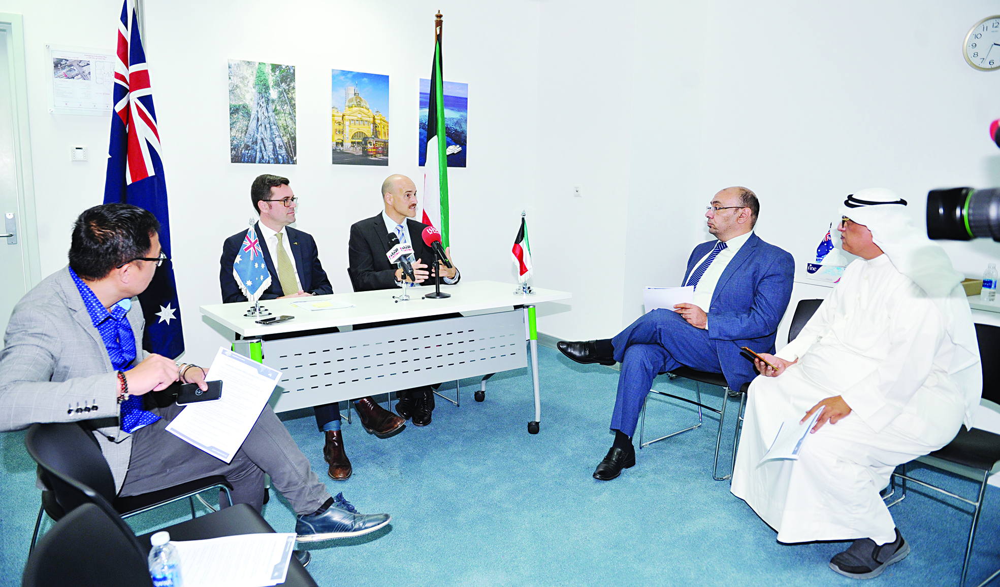 u0627u0644u0633u0641u064au0631 u0627u0644u0627u0633u062au0631u0627u0644u064a u0648u0627u0644u0628u0631u0648u0641u064au0633u0648u0631 u0644u0627u0632u0627u0631u0648 u0641u064a u0627u0644u0645u0624u062au0645u0631 u0627u0644u0635u062du0627u0641u064a                t            (u062au0635u0648u064au0631 u0633u0639u062f u0647u0646u062fu0627u0648u064a)