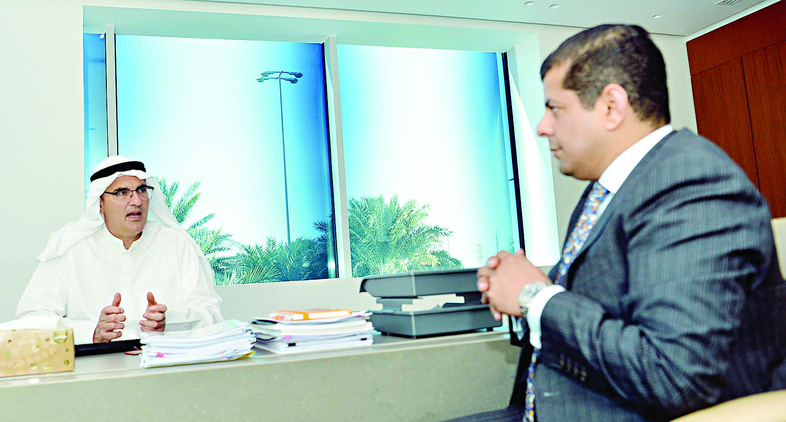 سلطان متحدثاً للزميل رضا السناري  	                                (تصوير نايف العقلة)