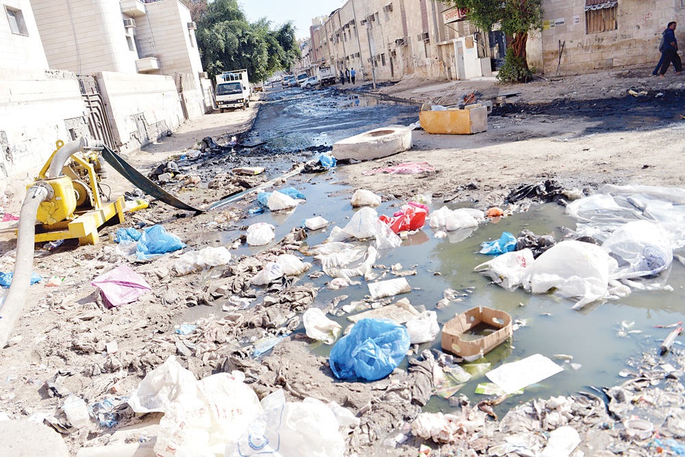 أحد الشوارع الداخلية في جليب الشيوخ يطفح بالمجاري	 (تصوير نايف العقلة)