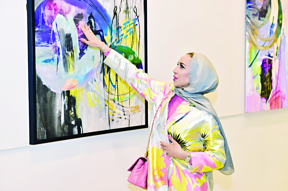 أمل العاثم تشرح لوحاتها