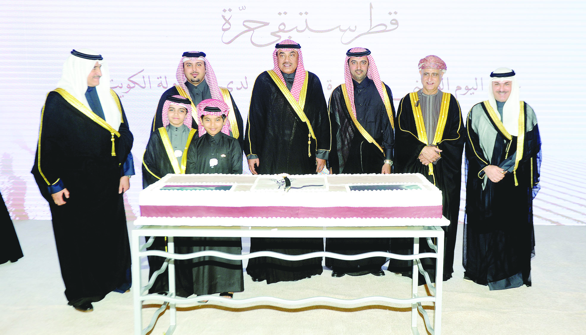 صباح الخالد والسفيران القطري والعماني أمام قالب الحلوى الخاص بالمناسبة    	