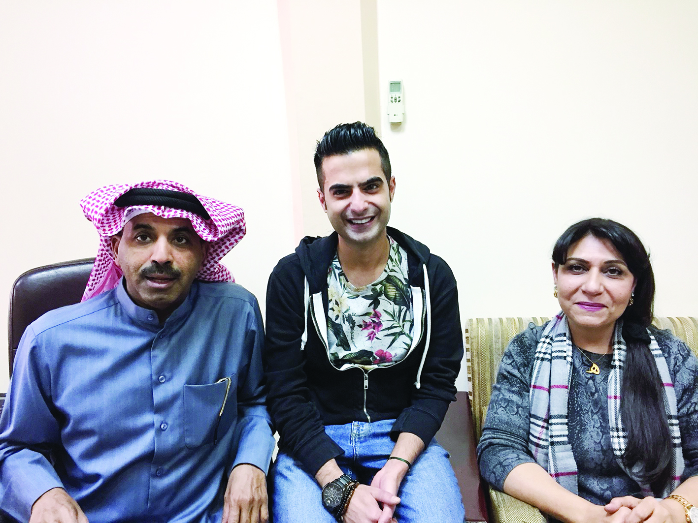 الزميل حمود العنزي يتوسط طارق العلي وهيفاء عادل 