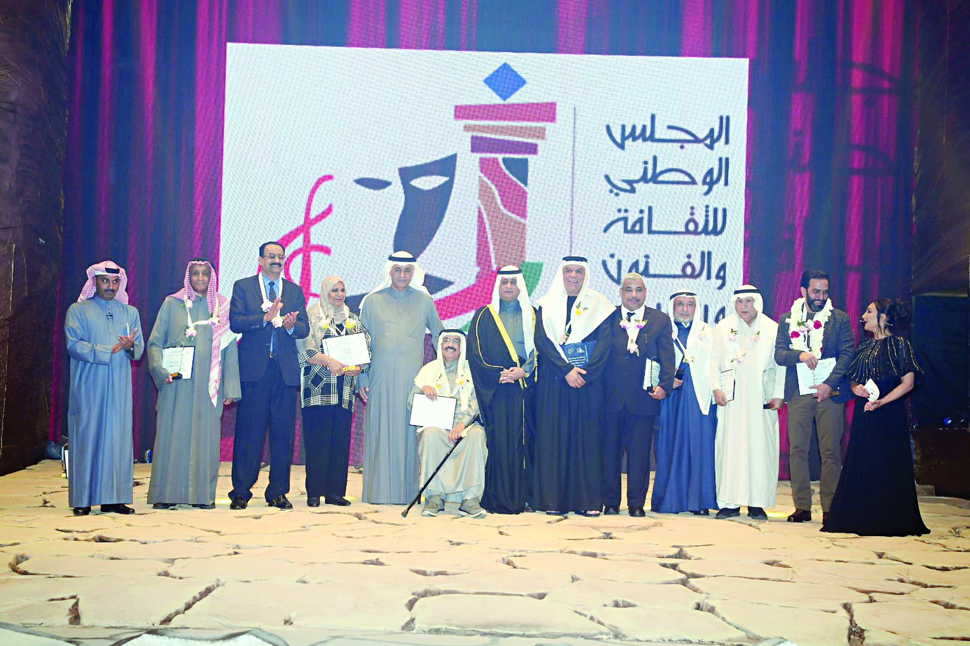 المكرمون في لقطة جماعية 