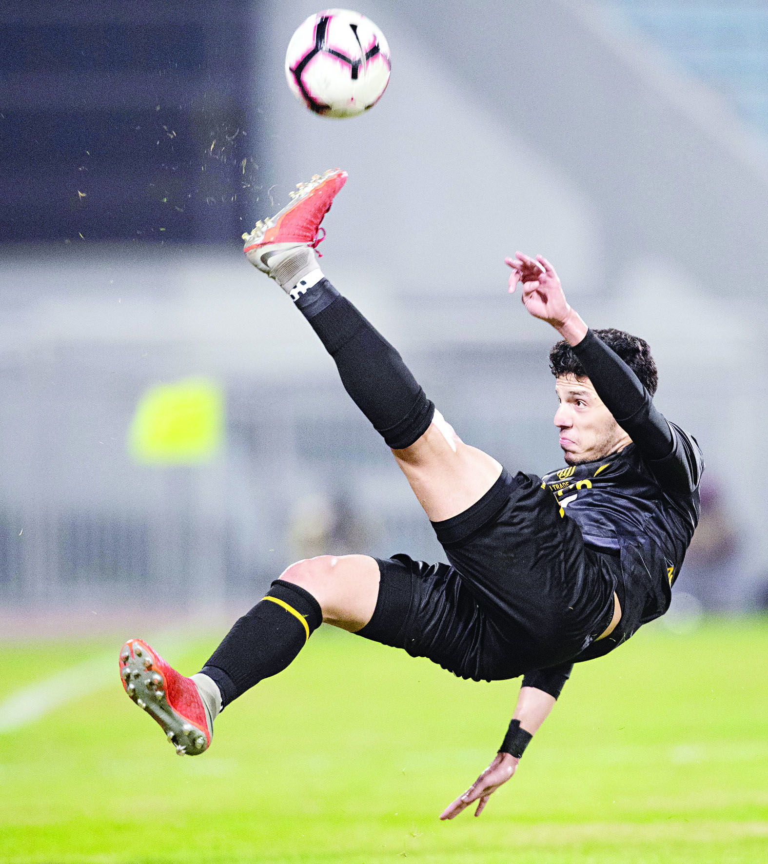 u0633u0644u0637u0627u0646 u0627u0644u0639u0646u0632u064a u0646u062cu0645 u0627u0644u0642u0627u062fu0633u064au0629 u062eu0644u0627u0644 u0627u0644u0645u0628u0627u0631u0627u0629 u0623u0645u0627u0645 u0627u0644u0639u0631u0628u064a u0623u0645u0633    t    (u0627u0644u0623u0632u0631u0642 u062fu0648u062a u0643u0648u0645)