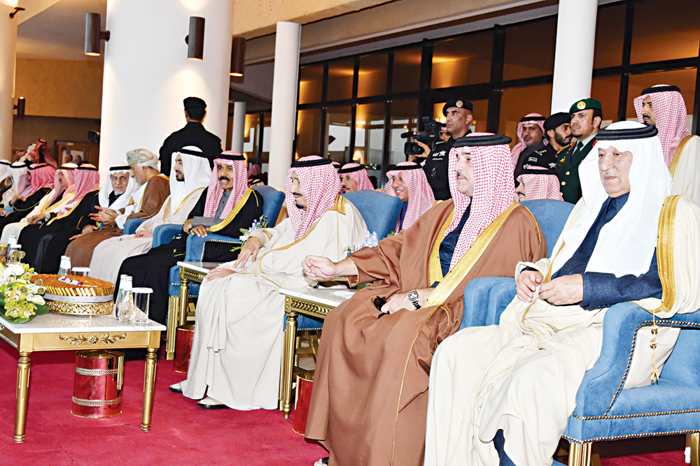 خادم الحرمين متوسطاً وممثل سمو الأمير المشاركين في افتتاح المهرجان 