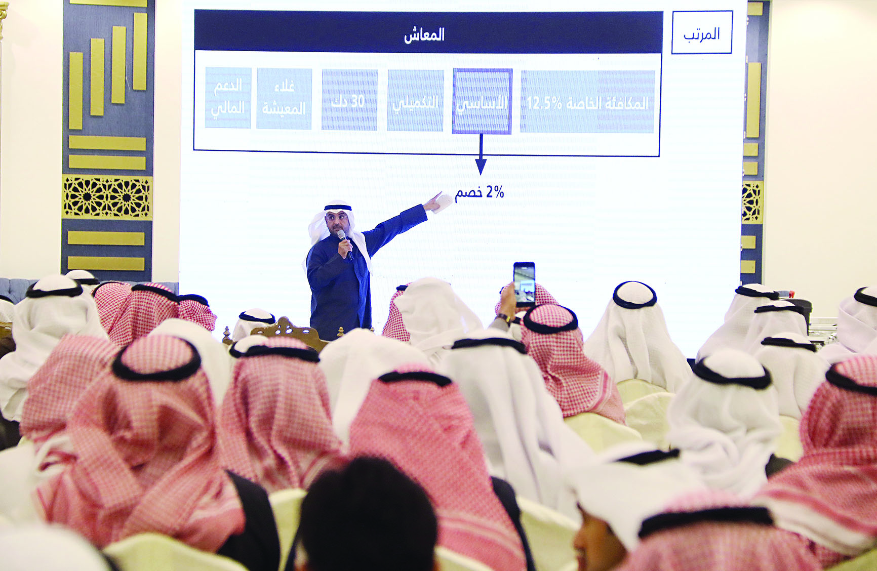 الحجرف يشرح القانون عبر العرض المرئي 	 (تصوير أسعد عبدالله)