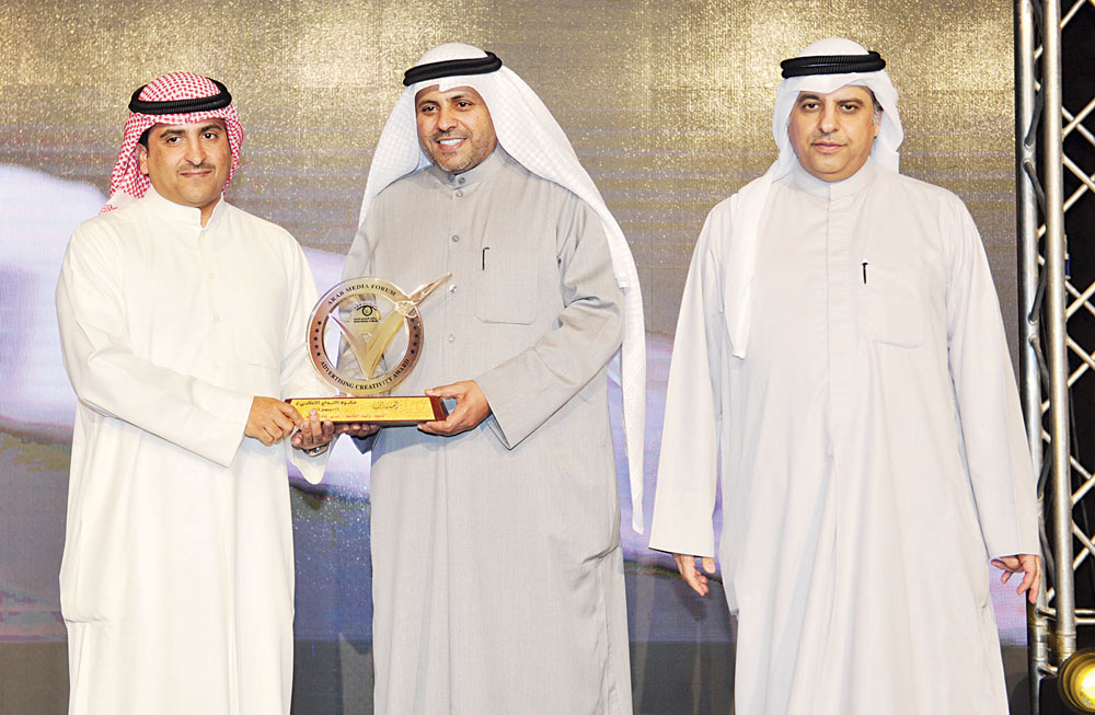 الزميل سعود النبهان متسلماً من الجبري جائزة الزميل وليد الجاسم