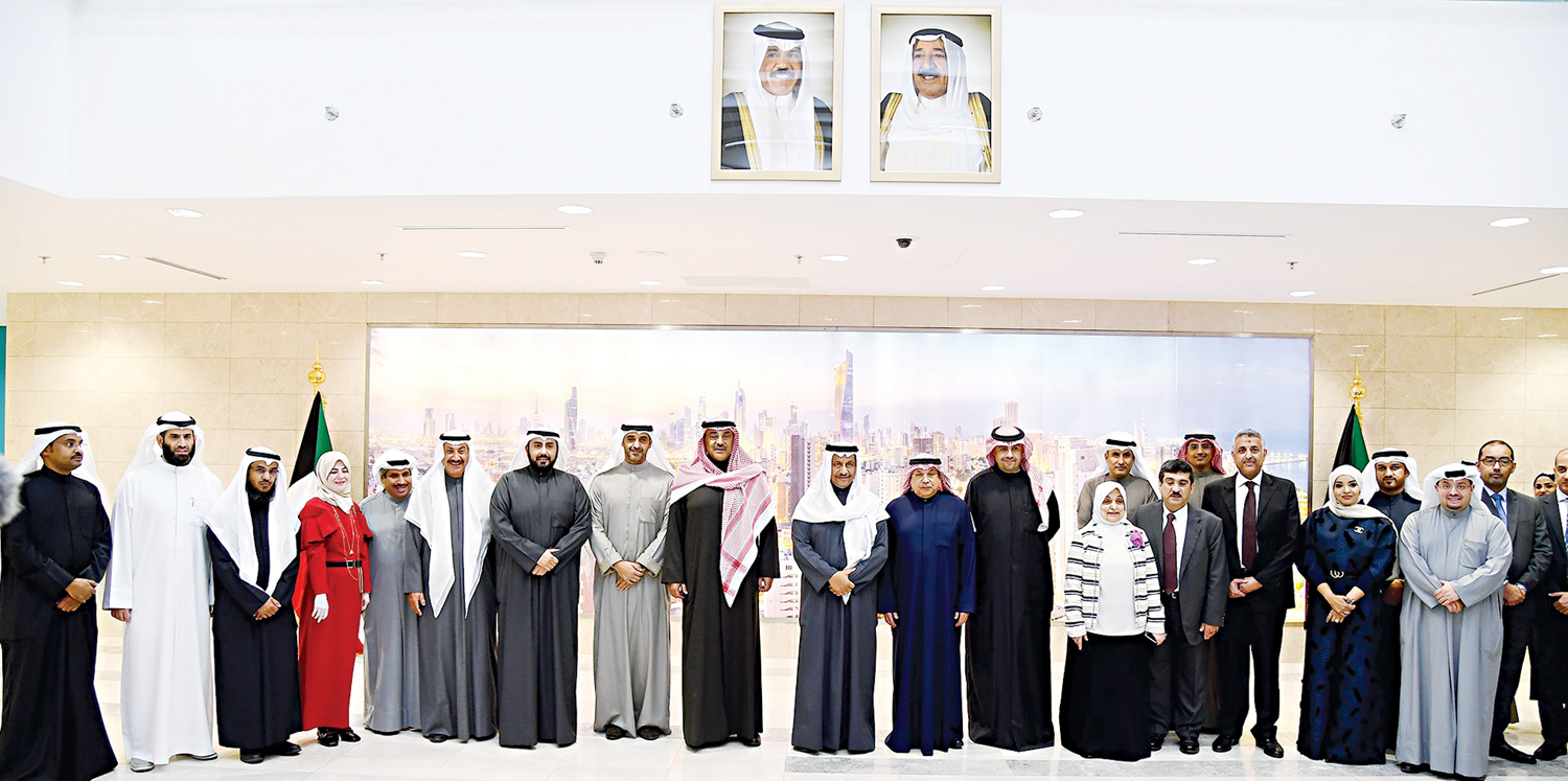 المبارك متوسطاً الوزراء والمسؤولين المشاركين في افتتاح توسعة المستشفى