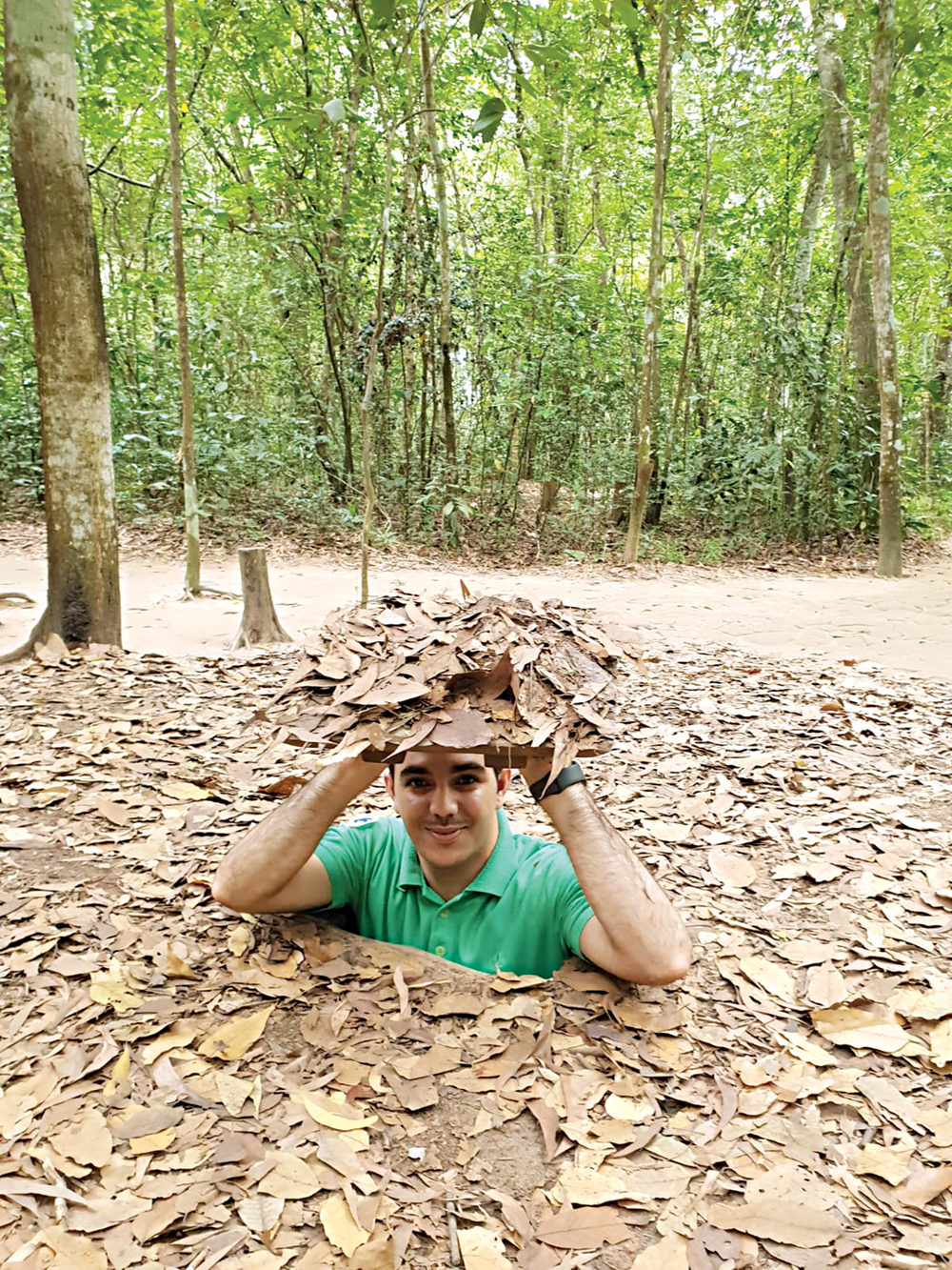 الزميل علي قاسم في أحد أنفاق «Cu Chi»