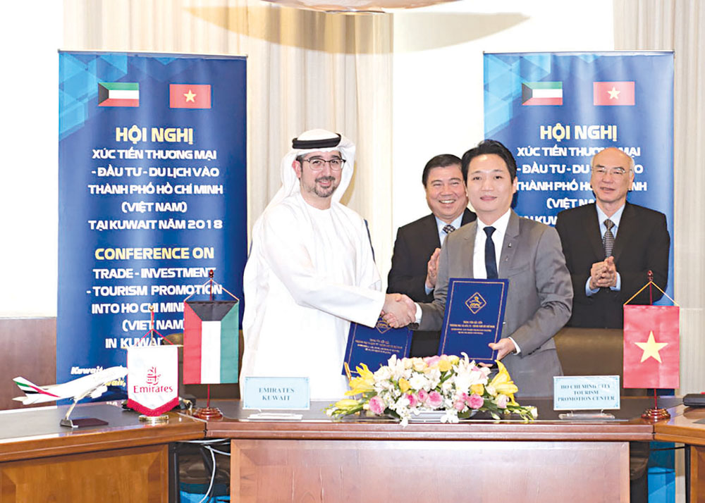 البنّا وهوا يتبادلان الاتفاقية 