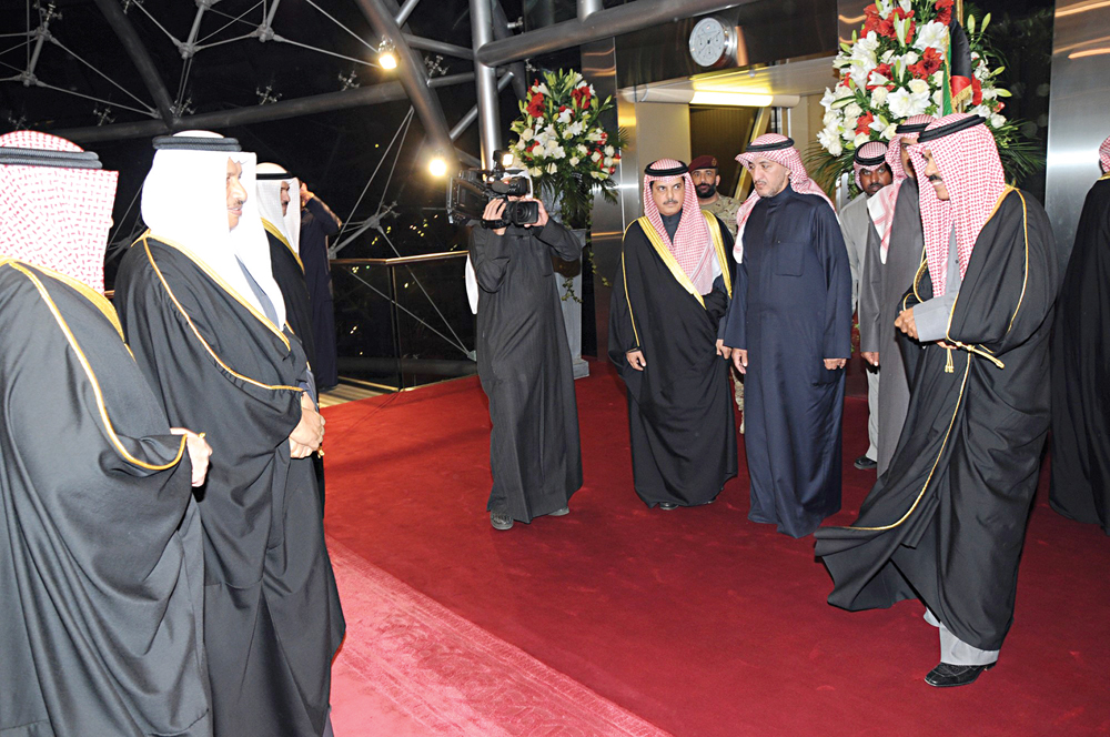 سموه وفي استقباله المبارك وكبار المسؤولين 