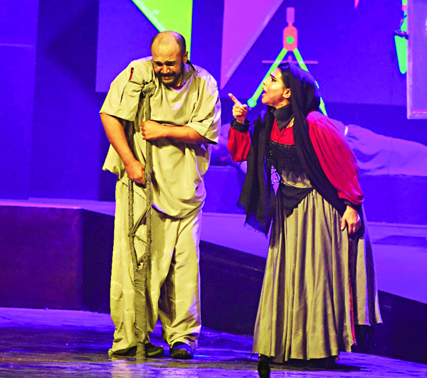 ‏?باسمة حمادة وخالد الثويني في المسرحية