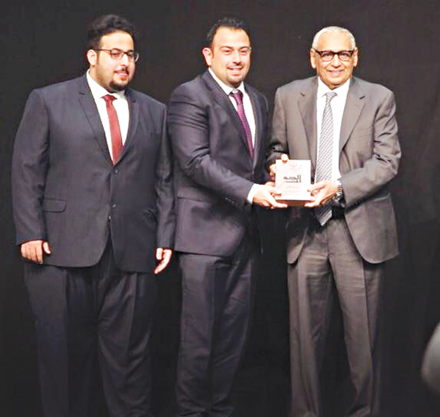 سفير الكويت لدى بريطانيا خالد الدويسان مُكرّماً العيسى