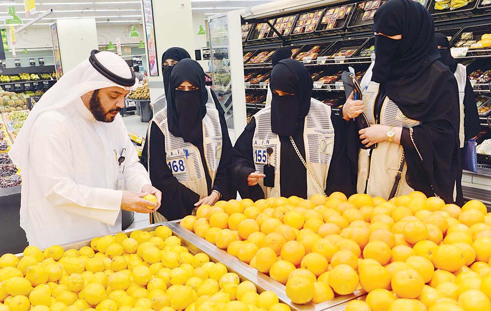 نواف العنزي والمفتشات يفحصون صلاحية الليمون 	(تصوير نايف العقلة)