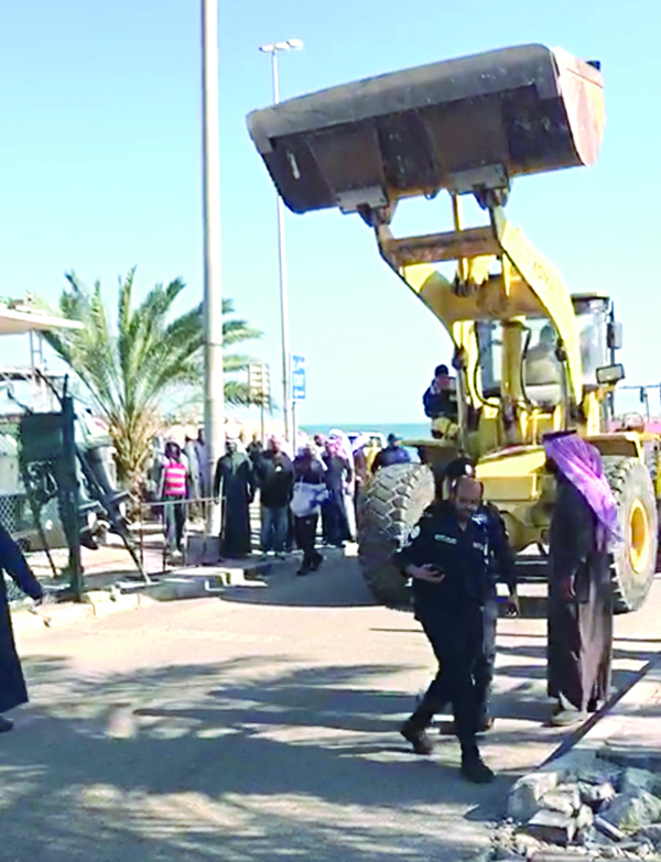 ... وفي طريقها لإزالة البوابة الرئيسية