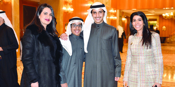 u0639u0644u064a u0645u0631u0632u0648u0642 u0627u0644u063au0627u0646u0645 u0645u0639 u0639u062fu062f u0645u0646 u0627u0644u0645u0634u0627u0631u0643u064au0646 u0641u064a u0627u0644u062du0641u0644