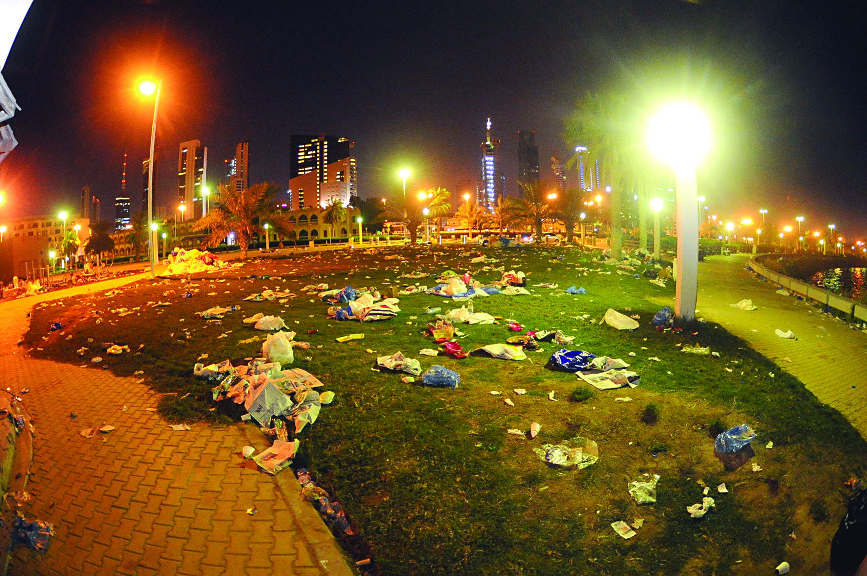 هل يعقل أن تكون هذه الأكوام من مخلفات محتفلين؟	 (تصوير بسام زيدان)