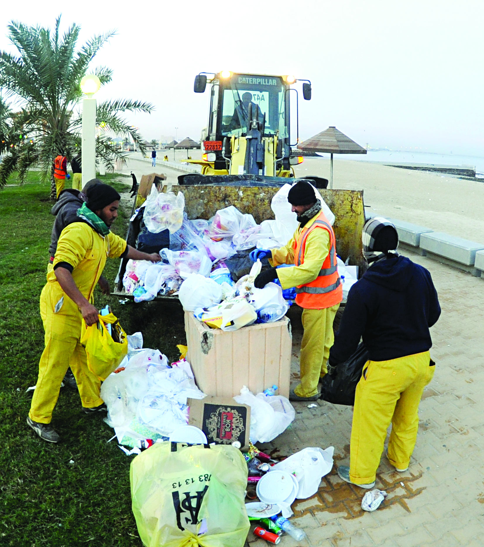 وفي الصباح... نُقلت أكياس القمامة إلى السيارات