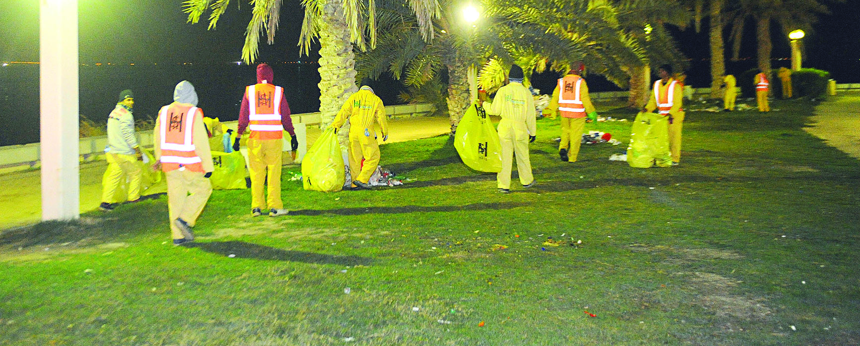 عمال النظافة أعادوا للحديقة لونها الطبيعي