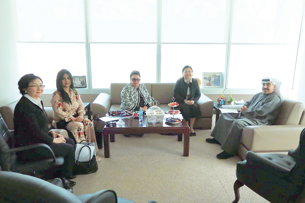 u062cu0627u0646u0628 u0645u0646 u0644u0642u0627u0621 u0645u0635u0637u0641u0649 u0628u0639u0636u0648u0627u062a u0644u062cu0646u0629 u0627u0644u0645u0631u0623u0629 u0627u0644u062fu064au0628u0644u0648u0645u0627u0633u064au0629 u0641u064a u0627u0644u0643u0648u064au062a