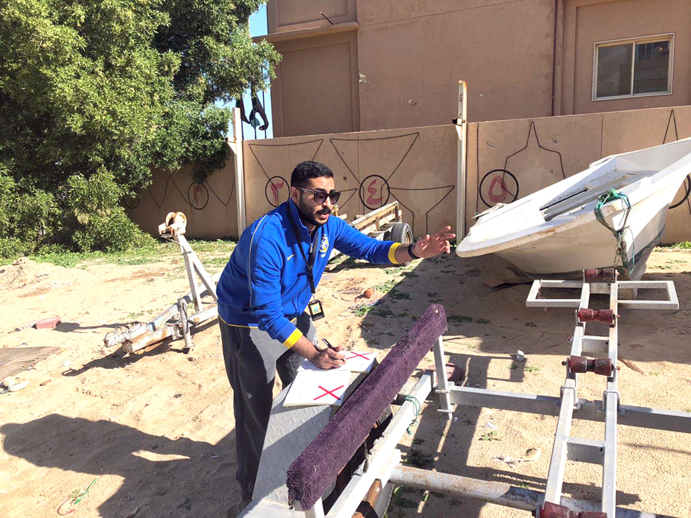 مفتش في البلدية يضع ملصقات الإنذار على الطراريد المهملة 