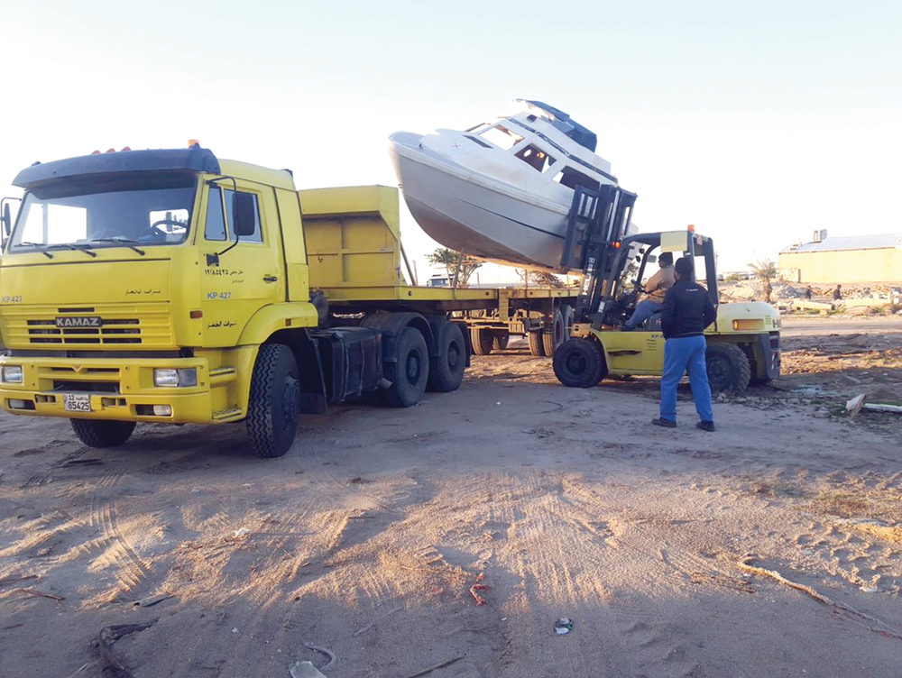 البلدية ترفع قارباً مهملاً بعد انتهاء فترة الإنذار