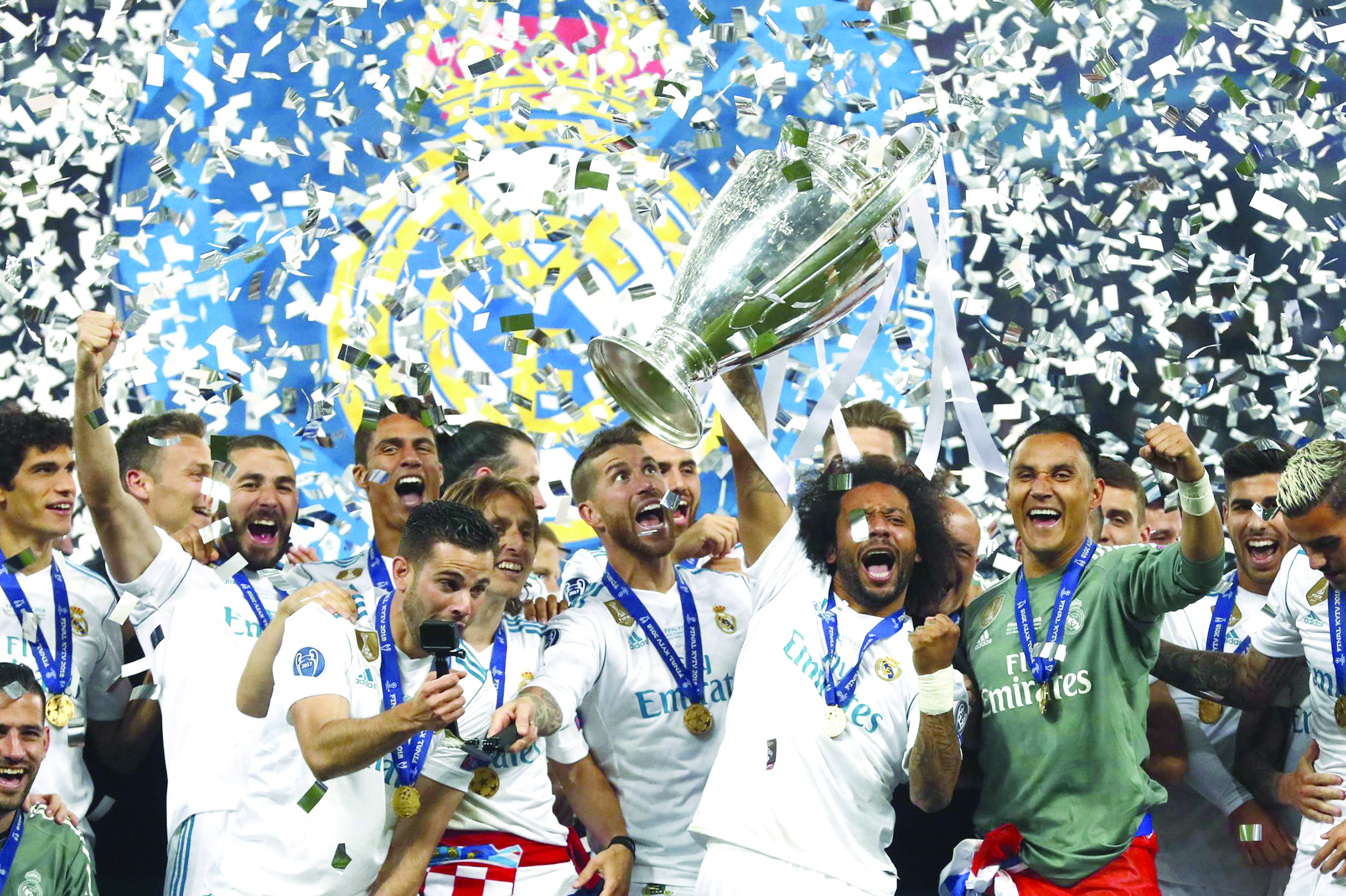 لاعبو ريال مدريد متوجين بكأس دوري أبطال أوروبا للمرة الثالثة توالياً