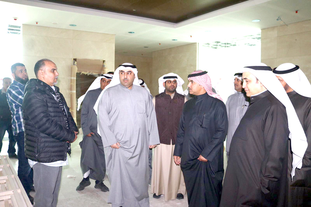 العتيبي مع مهندسي المشروع 