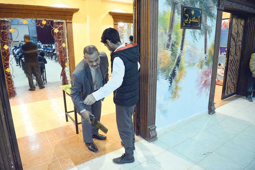 u0637u0627u0644u0628 u064au062eu0636u0639 u0644u0644u062au0641u062au064au0634 u0627u0644u0625u0644u0643u062au0631u0648u0646u064a u0642u0628u0644 u062fu062eu0648u0644 u0642u0627u0639u0629 u0627u0644u0627u062eu062au0628u0627u0631 t(u062au0635u0648u064au0631 u0646u0627u064au0641 u0627u0644u0639u0642u0644u0629)